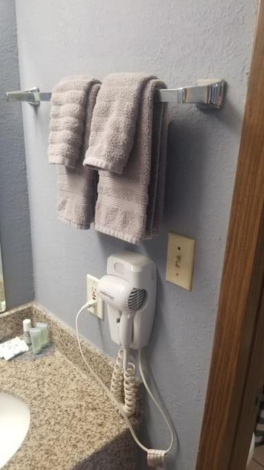 Hotel 2 Queen Beds Hotel Room 222 Wi-Fi Hot Tub Booking Stillwater Exterior foto